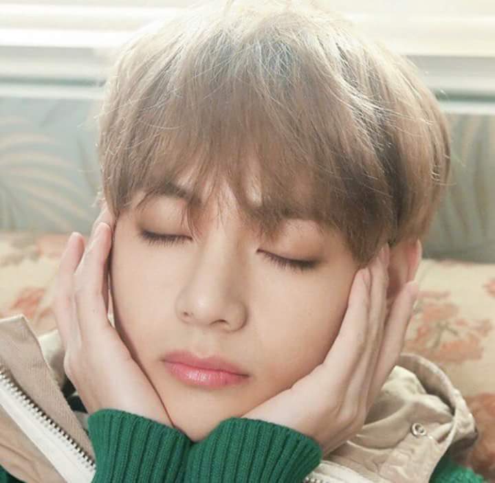 taehyung’s beautiful long lashes ♡