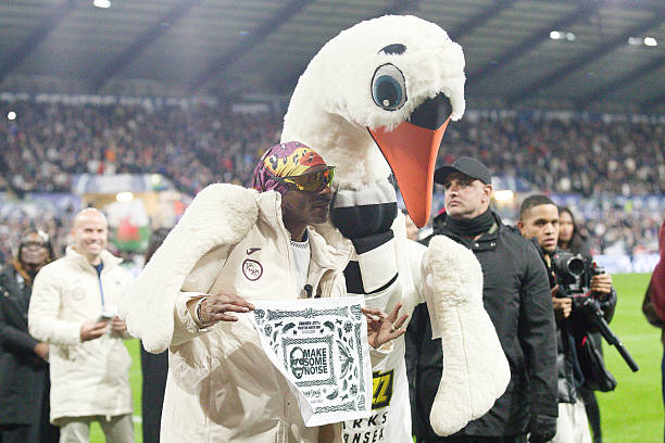 Mercado_Ingles's tweet photo. Hoy Swansea City ROMPIÓ EL RECORD de asistencia en su estadio con unos 20.233 espectadores, luego de que se esparció la noticia de que Snoop Dogg asistiria al partido contra el Preston North End por la Championship. Snoop Dogg es accionista del club. https://t.co/odTSgYH8mO