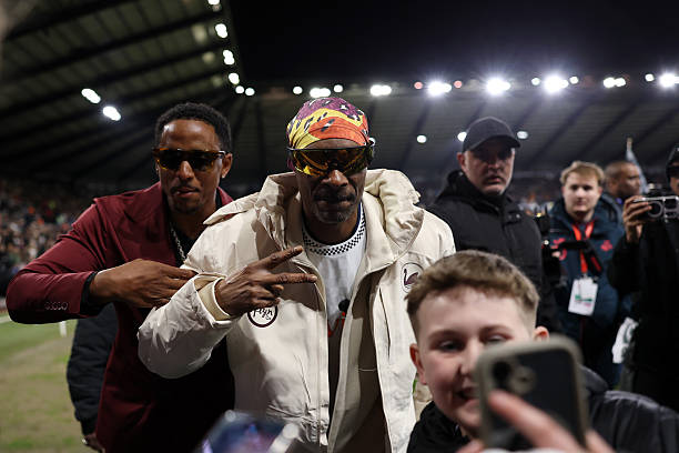 Mercado_Ingles's tweet photo. Hoy Swansea City ROMPIÓ EL RECORD de asistencia en su estadio con unos 20.233 espectadores, luego de que se esparció la noticia de que Snoop Dogg asistiria al partido contra el Preston North End por la Championship. Snoop Dogg es accionista del club. https://t.co/odTSgYH8mO