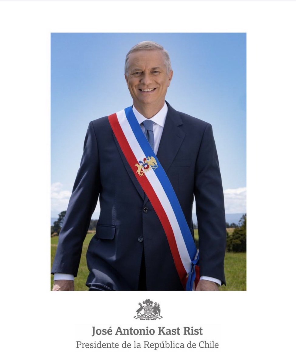 JuanVallejosC's tweet photo. Foto oficial de José Antonio Kast con la banda. Esta vez con el escudo en ella. ¿Opiniones? https://t.co/sZRjwwyNII
