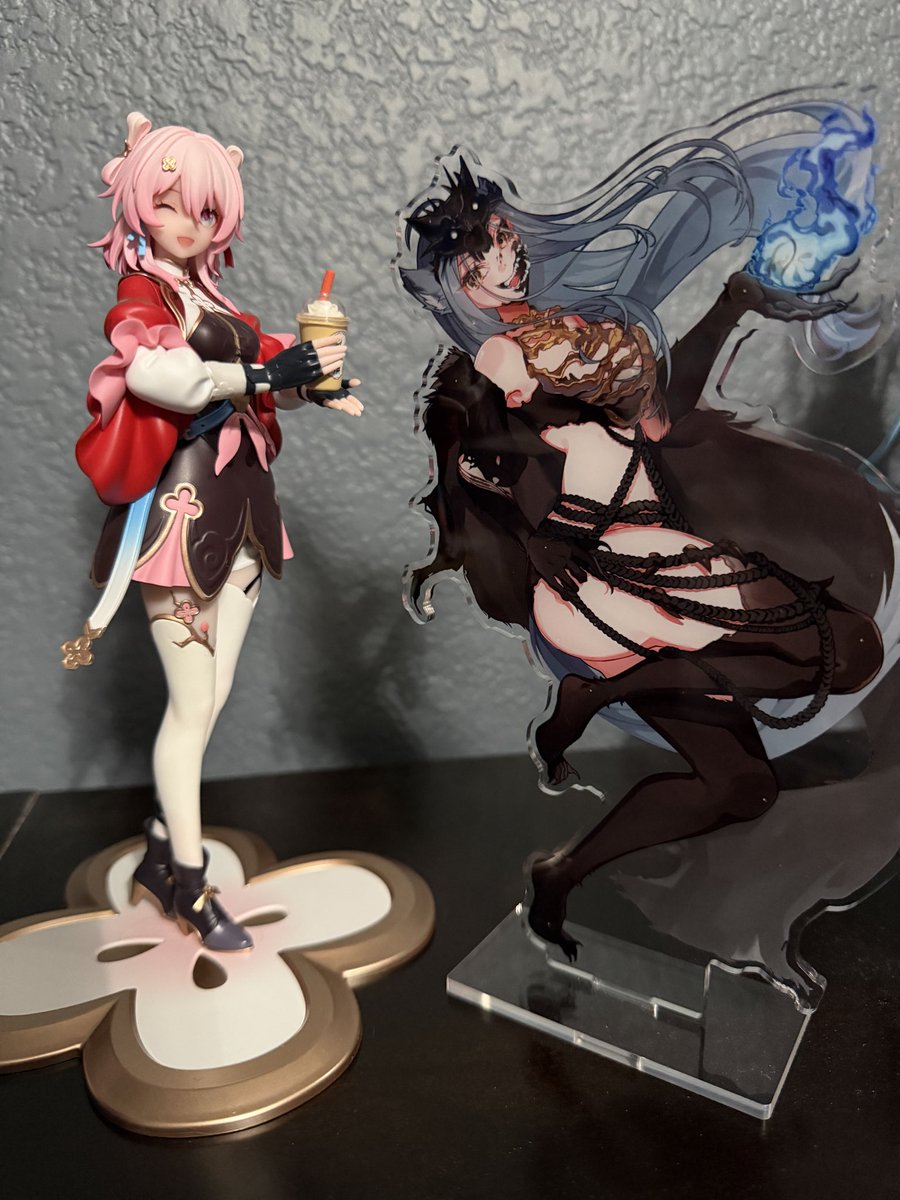My new #FeraLune merch arrived safely! 🥳

The standee *barely* reaches the height of my 1/8th March figure 😵‍💫