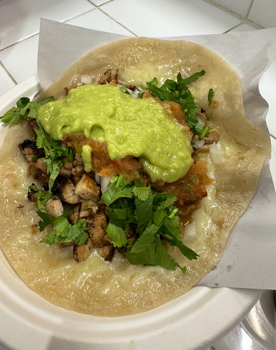 free_style_chef's tweet image. Sometimes you’re walking around in Manhattan, you pass by Los Tacos No.1, and you suddenly have an urgent taco craving that must be met. 

This chicken cheesy taco with vibrant salsa did the job exceptionally!

#tacotuesday #tacos #nyceats