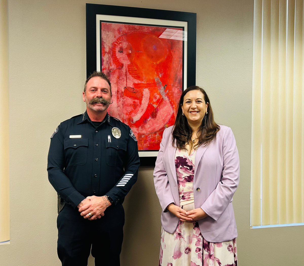ConsulMexCal's tweet photo. La Cónsul Titular @Rocío_Vázquez_A sostuvo reunión de trabajo con el Jefe de Policía de Brawley, CA, Jonathan Blackstone, a fin de fortalecer la coordinación y cooperación en favor de la comunidad 🇲🇽 en el #ValleImperial. https://t.co/rfg0ZaZlF9