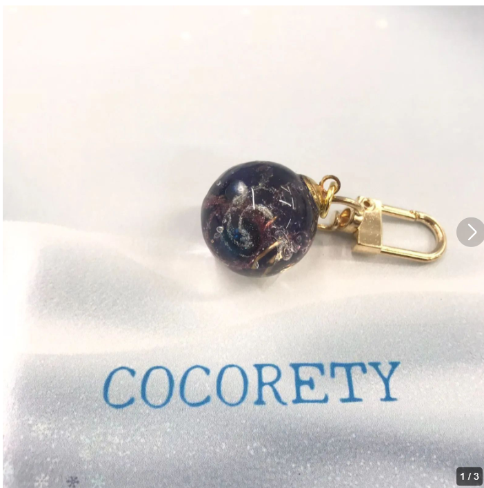 ブルーのオルゴナイトを使用した、幻想的で美しいデザインの