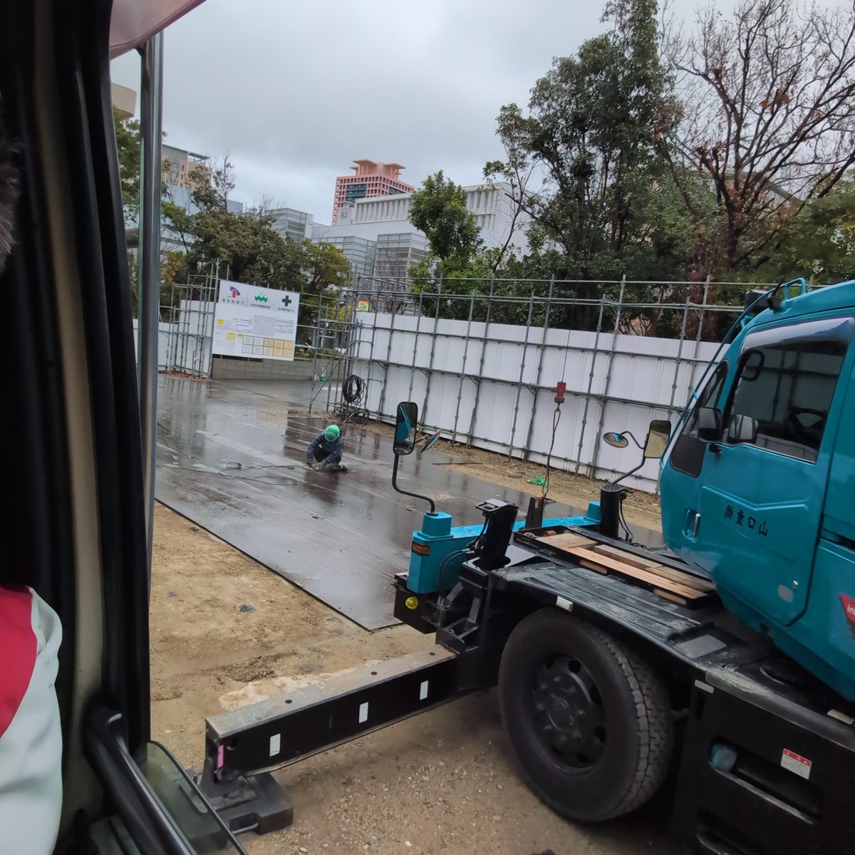 JUNAIGOLF's tweet photo. 現場に鋼板の引き取りに来た…
おっちゃんがサンダーで鋼板繋いでる鉄板を切りながら積み込み…
段取り悪過ぎ😡
トラックの中で一服中🚬 https://t.co/Xpo15MlVRP