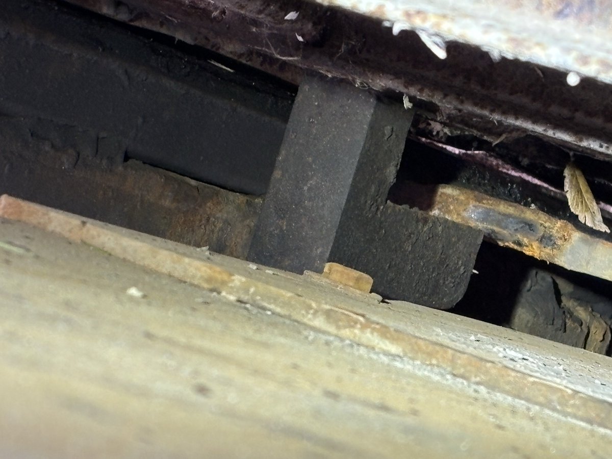 HRPSCMV's tweet image. If you own/operate/drive a roll on/off or hook lift bin truck, &amp;amp;  you collect a variety of bin sizes, or bins manufactured by different companies…. Check your integral locks to make sure they mate!

Another bin truck intercepted where integral locks did not mate.  #OutOfService