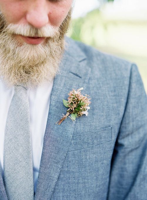 FianceeBodas's tweet photo. Pequeños ramilletes de flores de apariencia silvestre logran el toque perfecto para un look de novio fresco y moderno. https://t.co/tlIBqHb45d