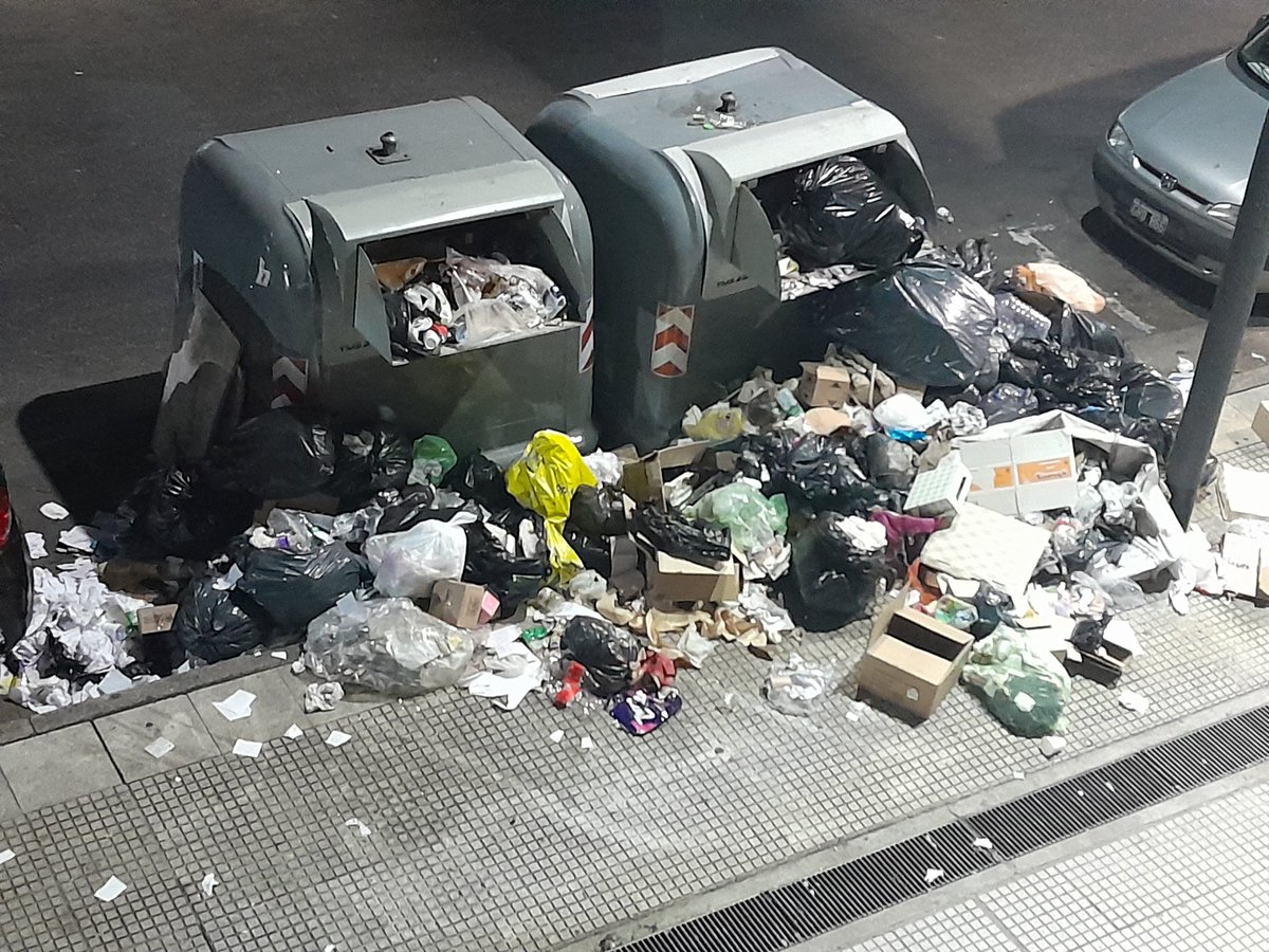 Hoy los oídos del gobierno de la ciudad está sordo los invito a la fiesta de la basura no hay que pagar barrido y limpieza es imposible vivir así