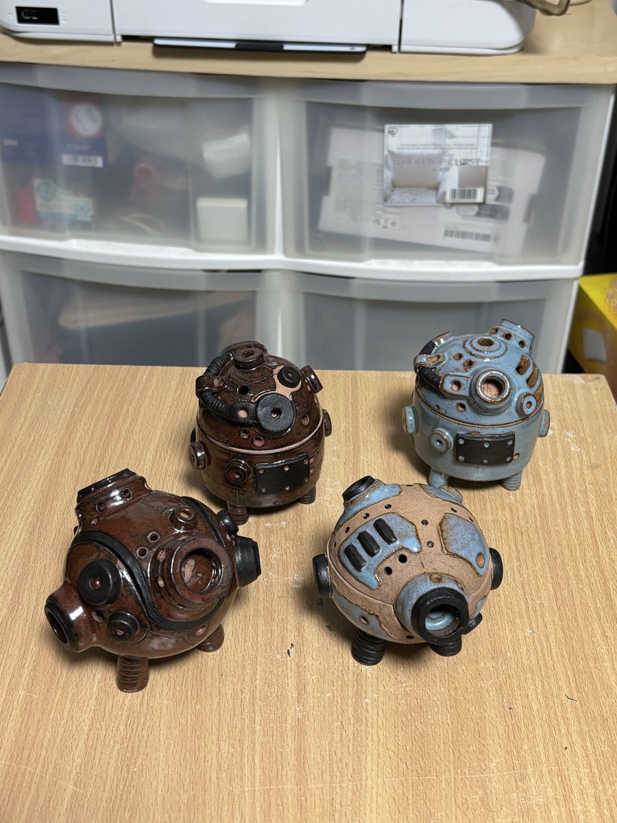 新しい、色とデザインのロボが焼き上がって来ました。 どんなパーツを