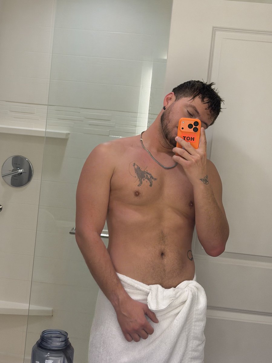 versjock98's tweet photo. Maybe posting some thirst traps will help? 🥹 https://t.co/ZFfwQ6gIAE