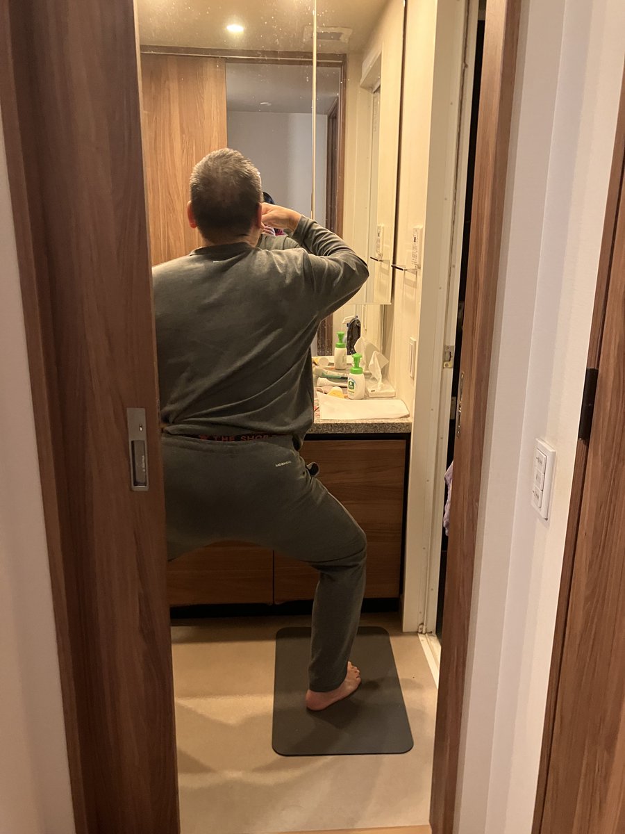 morisawamiyuki's tweet photo. 筋肉育てるの大好きな人と筋肉について詳しい人と飲み会��した。筋肉を愛している人のお話は、ちょっと理解不能な未知なる世界だった。「運動したほうが良いよ」「タンパク質とったほうが良いよ」「四股踏みで歯磨きをやると良いよ」とアドバイスをいただき、夫が代わりにチャレンジ。大変そうだわ。 https://t.co/Skmyw0BL0c