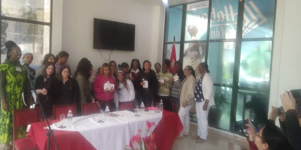 yaniovaFMC1's tweet photo. Cuando se quiere se puede. Quienes van asumiendo tareas como dirigentes de la #FMC65, #ConPlazaEnElCorazón lo demuestran en acciones.
🇨🇺Ingreso d jóvenes arribantes que se multiplica en encuentro multigeneracional, ratifica un principio: #SomosContinuidad. #MujeresEnRevolución https://t.co/Oft8Sm3ko7