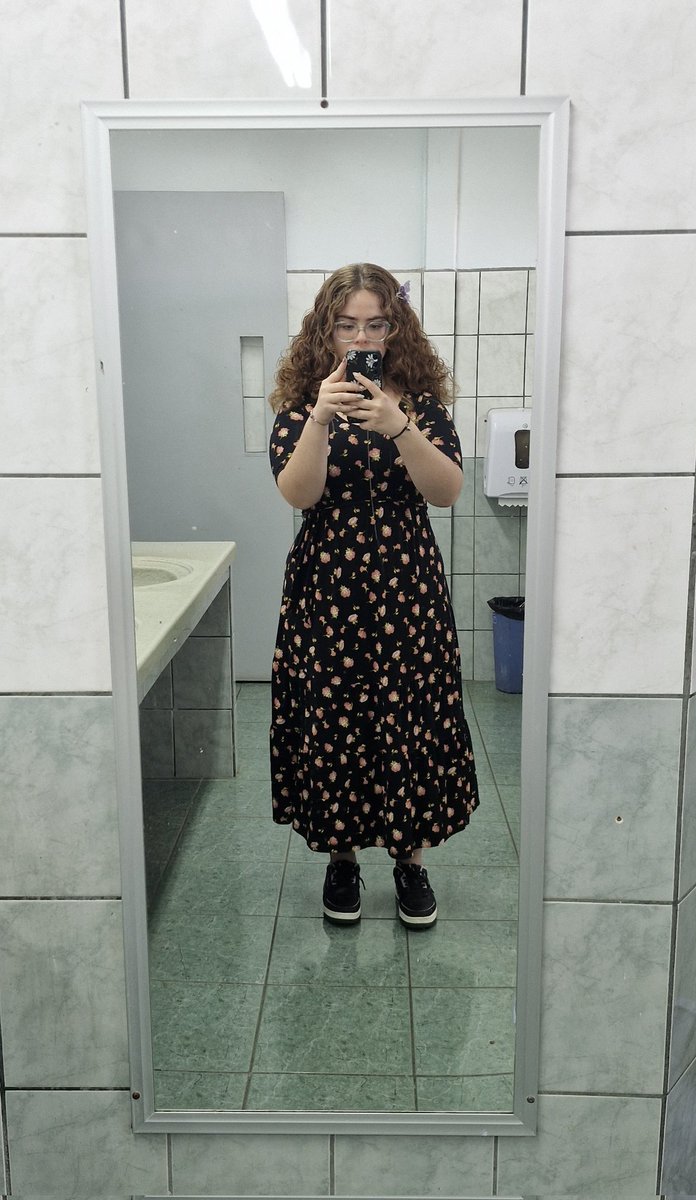 Sallyme_11's tweet photo. Bueno, después de 350 años sin usar vestidos, hoy decidí probar de nuevo, no soy fan de usar vestidos, pero me gustan, creo que se me veía bien, ustedes que opinan?
Me veo fucking enana JAJAAJJAJA https://t.co/U2rufHaib0