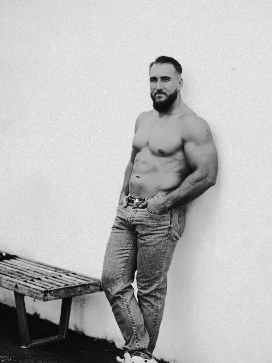 DollfaceDread's tweet photo. Okay but that's my husband. 😍 https://t.co/tss7jRVoSX