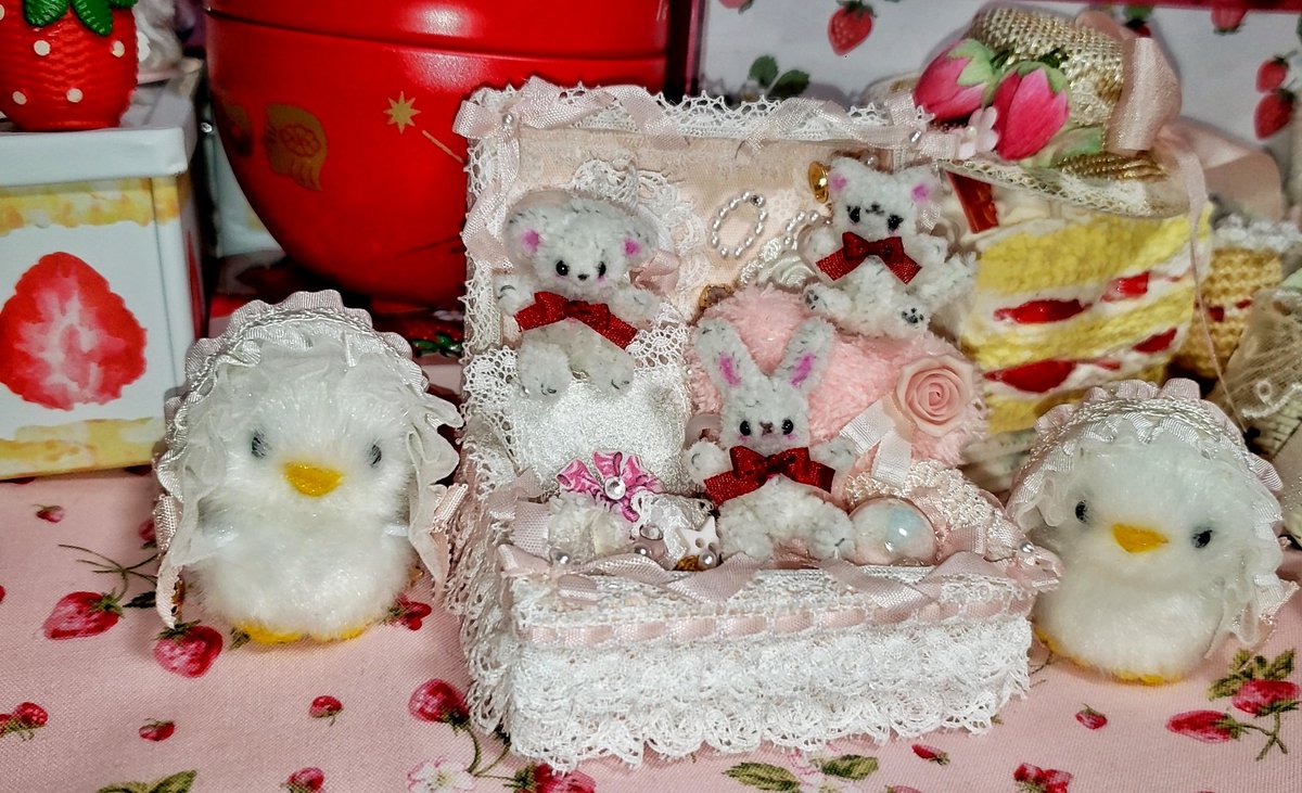 LiliLL_LiLL's tweet photo. ドルショでお迎えした新しいコたち🧸🐰🐱
我が家にいるモールっこで２番目に小さなコたち💓
紅いおリボン🎀でオメカシしていただきました✨

#シファっこ https://t.co/8pRHx3KBco