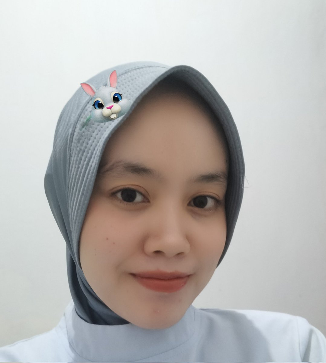 juriasd's tweet photo. make up hari ini serba barenbliss. aku pakai vinyl lip cream barenbliss shade 789 Cute Smile. bluss onnya juga pakai dari lip creamnya 😀. eyeshadownya juga sama juga soalnya lagi ekonomis era meskipun aslinya gak boleh 🙏🏻

yang kepo klik post di bawah ya 🙂‍↕️ 

#reviewbyjuria https://t.co/5rl81eoiTy