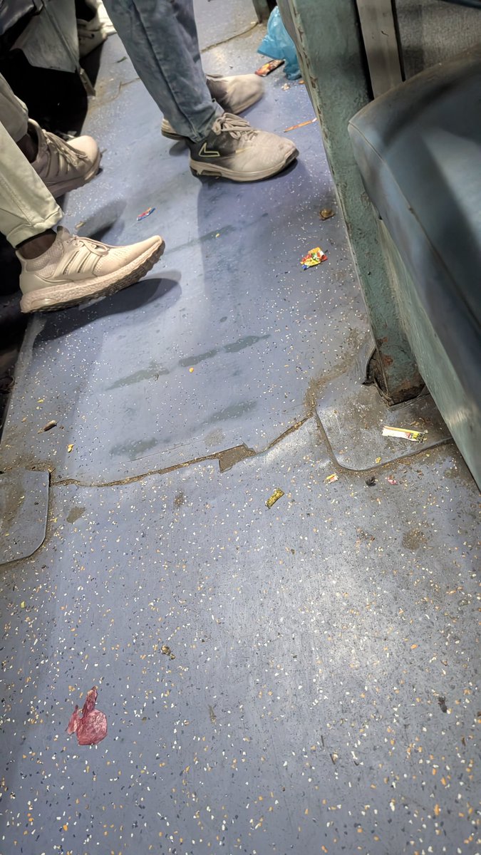 Mr_Singh45's tweet photo. @RailMinIndia @ECRlyHJP 
Dear Railways,
Thought I entered a train.
Turns out it’s a moving food court aftermath. 🍽️
Danapur–Pune Special looking like it hosted a snack festival before departure.
Respectfully confused. 🙃

Train No. - 01450
TRAIN Name -DNR PUNE SPL
#CleanTrain https://t.co/t3RyXjyIa7