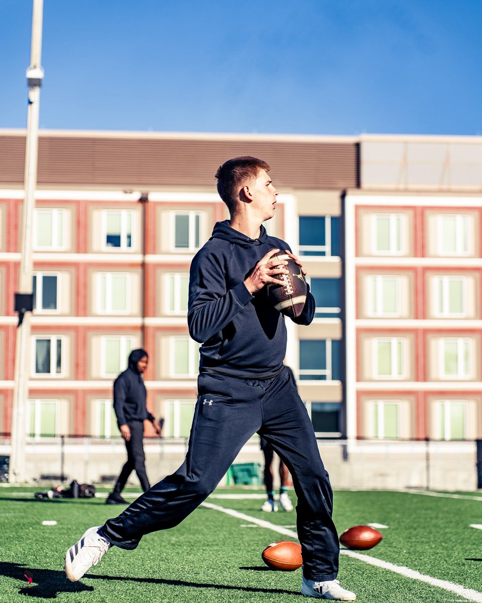 noah_correia1's tweet image. From @UAFootball to a rotation/core workout with @tp_jumpman_23 to a field session with @MrTNT21. Weekends are for work #qb #progressing #in10wetrust #UACamp #Workout #fieldsession
