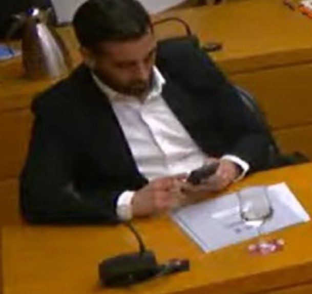 Por cierto, durante toda la comparecencia de Juanjo,el sindic <a href="/JMLladro/">Jose Muñoz</a> la ha pasado entera chateando con el teléfono y jugando a videojuegos en su cara mientras narraba como perdió su madre y pedía justicia…

Y viene hablarme de faltar al respeto a las víctimas esta basura de