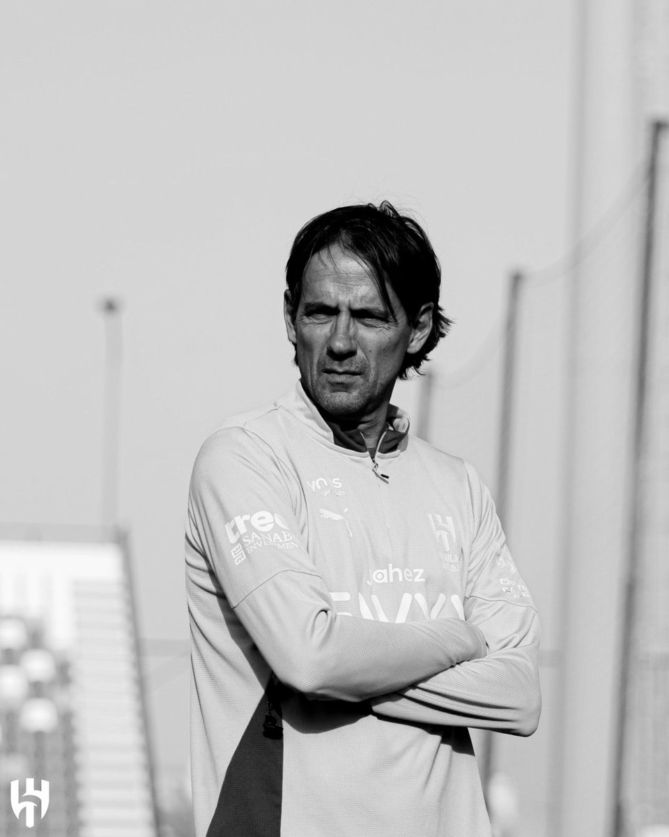 بهذا المدرب الفاشل تكتيكياً الهلال لن يذهب بعيداً بهذا الموسم ، مدرب جبان .. 

عنده دكه وهي تعتبر الافضل من ناحية الاسماء والتنوع مو قاعد يستفيد منهم ، اصراره على عدم إشراك مراد هوساوي و سايمون ومزاجية التكيتك والدفاع والخوف وهذا ابد مو اسلوب الهلال 🤷🏻‍♂️

انقذو الفريق منه