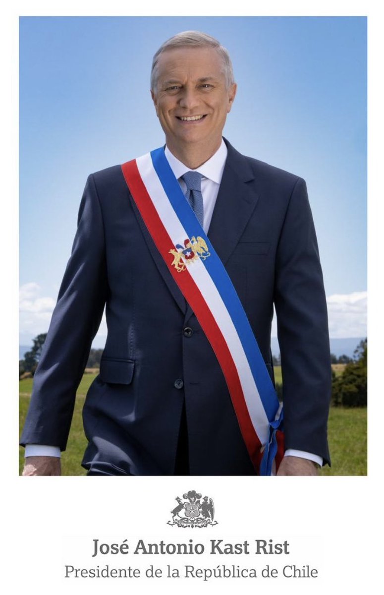 Muy bueno el nuevo retrato presidencial y una nueva y brillante innovación de su equipo de Comunicaciones, la primera en la historia que es tomada “en acción” y no posando.