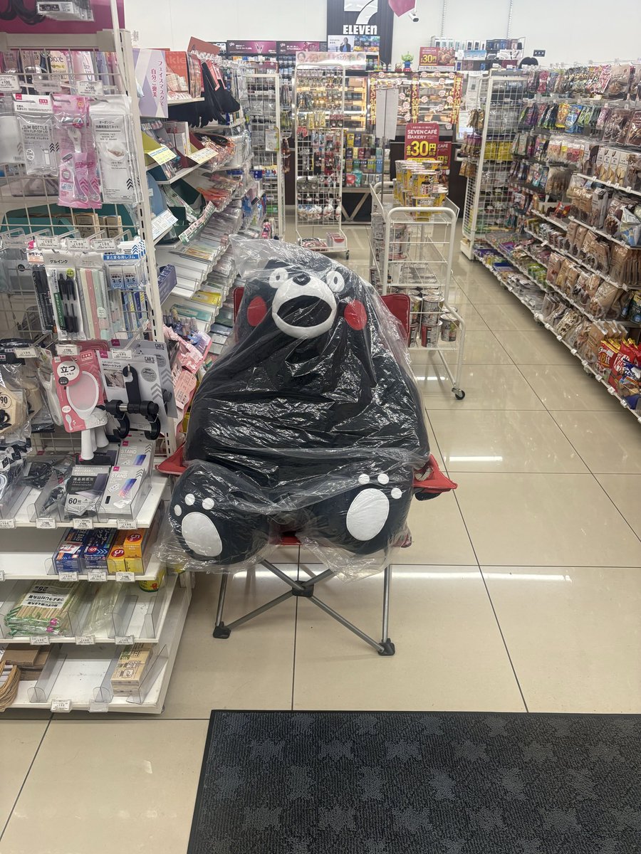 セブンイレブンにて　息ができないため、苦しそうな表情のくまモン
