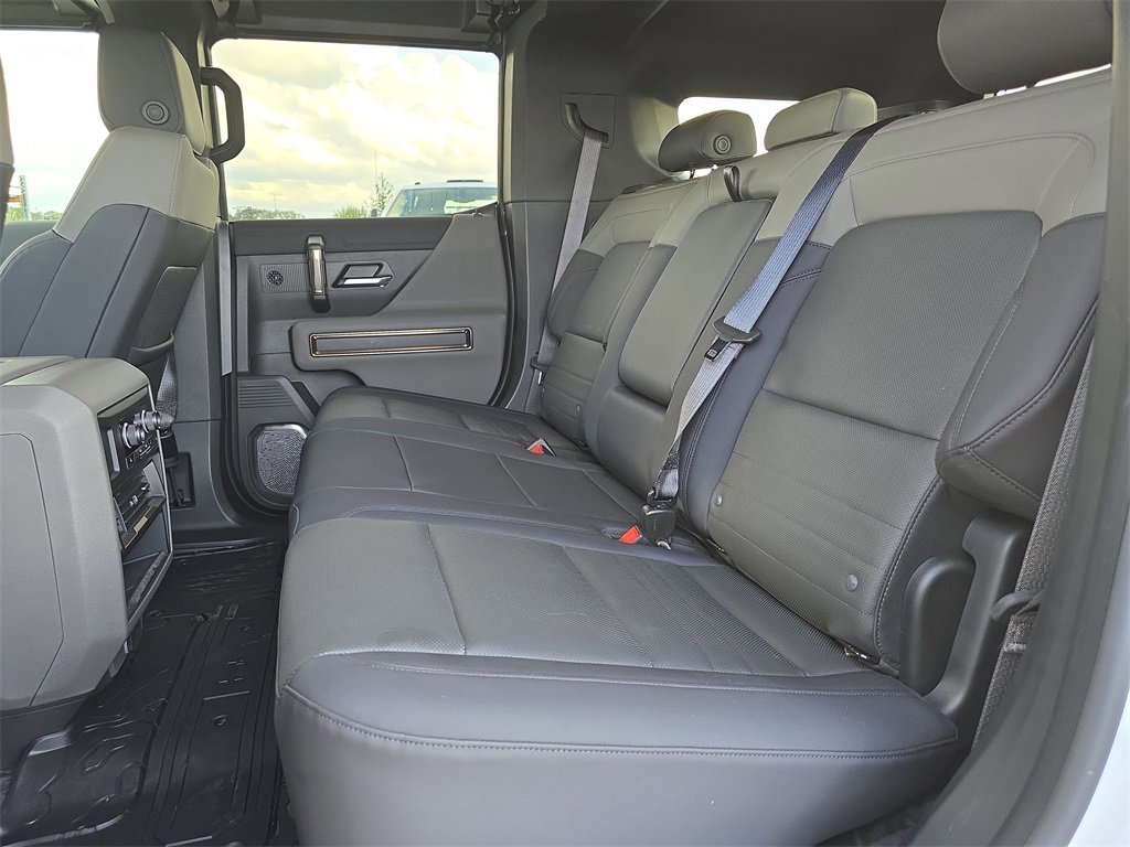 CavenderCBG's tweet photo. A spacious, tech‑focused cabin plus rugged engineering make the HUMMER EV SUV perfect for drivers wanting bold capability and premium comfort in one electric package. Check out this available pre-owned 2025 GMC HUMMER EV at Cavender Auto Country: https://t.co/OSi17AIc4X https://t.co/rAnb8rNI5O