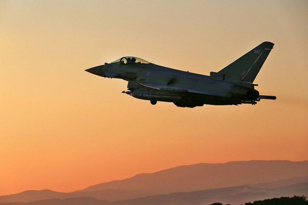 militerenstitu's tweet photo. Aziz ve kahraman ruhun şad olsun 🇹🇷

Balıkesir 9. Ana Jet Üssü Komutanlığı filosuna ait F-16 uçağı görev uçuşu esnasında 00:50 sıralarında kaza kırıma uğradı. 

1 pilot şehit oldu... https://t.co/fCXtr4Qupf