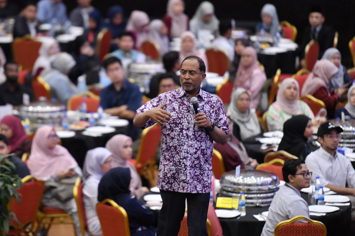 MohdShukriYajid's tweet photo. Co-hosted Kembara KARISMA Pemimpin Muda Madani Zon Tengah (IPTS) 2026 with @AKEPT_MoHE, highlighted by a dynamic Townhall Session with YBM Dato’ Seri Diraja Dr @ZambryOfficial. A meaningful platform that shapes the young leaders for future-ready higher education. @MSUmalaysia https://t.co/VGHDFKdfQ8