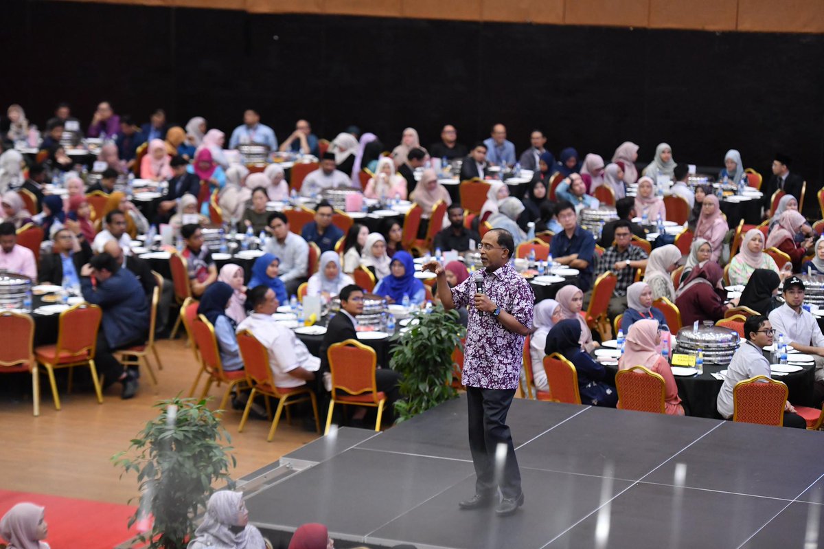 MohdShukriYajid's tweet photo. Co-hosted Kembara KARISMA Pemimpin Muda Madani Zon Tengah (IPTS) 2026 with @AKEPT_MoHE, highlighted by a dynamic Townhall Session with YBM Dato’ Seri Diraja Dr @ZambryOfficial. A meaningful platform that shapes the young leaders for future-ready higher education. @MSUmalaysia https://t.co/VGHDFKdfQ8