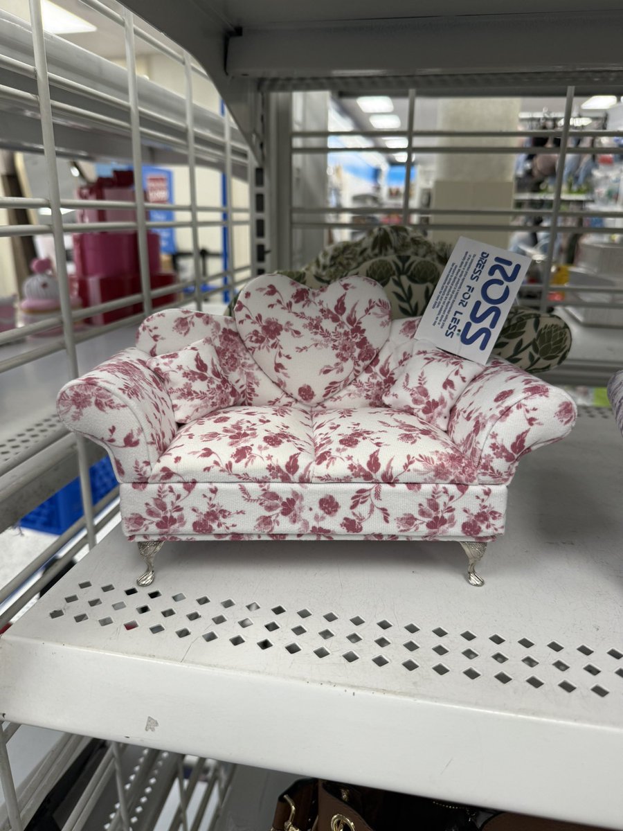 I want to get this lil couch for my dolls so bad 😩