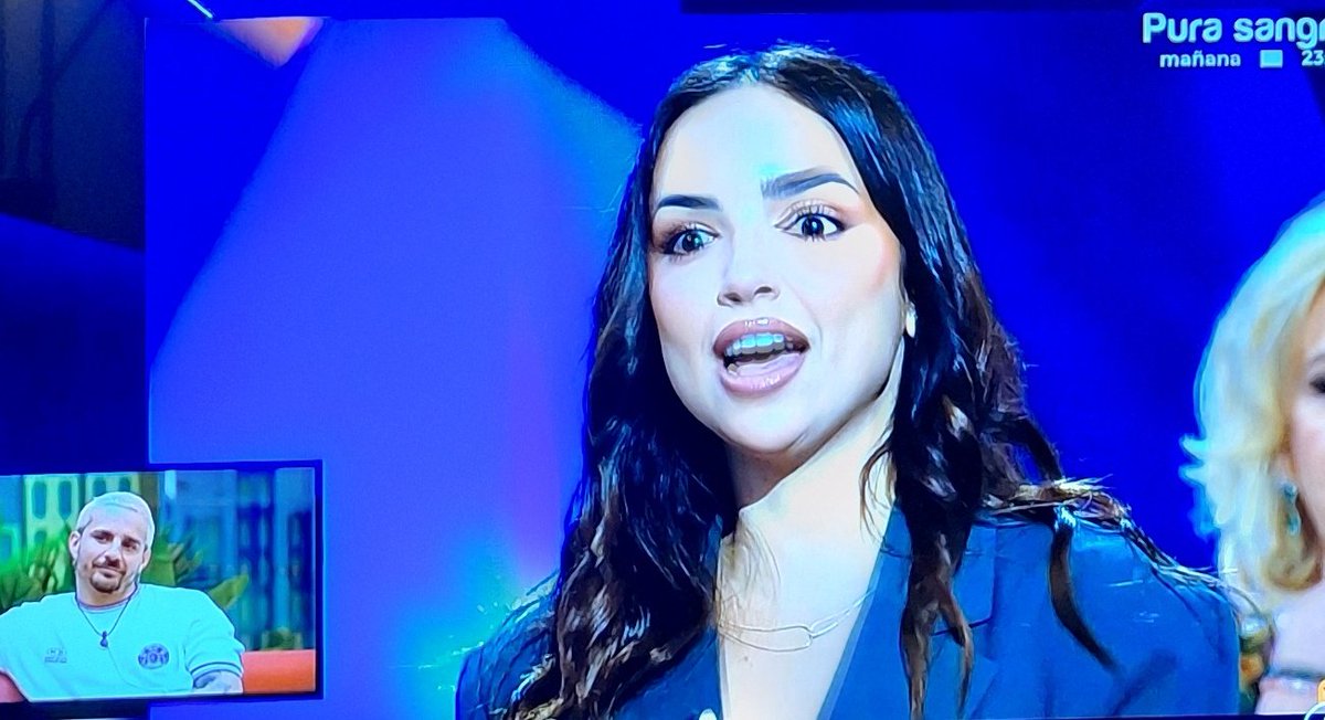 Lucía se posiciona detrás de Manuel
Y les pone las pilas a Manuel, a Gloria y a su padre
Ole por ella!!
#GHDuoDueloDeGigantes