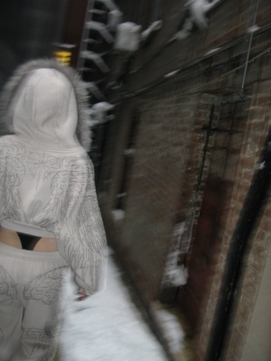 pump4yunjin's tweet photo. one of the hottest outfits she's ever worn it keeps getting me so hard 😵‍💫😵‍💫 showing off her tits and hips, showing her ass so we can see the tiny piece of cloth stuffed between her cheeks and rubbing against her cunt, i bet it was soaked when she took it off 🤤🥵 https://t.co/yjyB7P5kl8