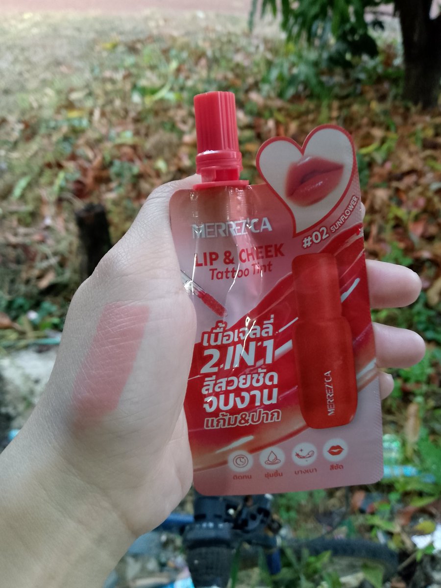 pnpansa's tweet image. มาป้ายยาลิปซองสีสวยที่ทุกวันทาได้🌟Merrezca Lip &amp;amp; Cheek Tattoo Tint - Sachet 2in1 📌 s.shopee.co.th/AUooeiuJ5q เนื้อเจลลี่สีสวยชัด ทาได้ทั้งแก้มและปาก ราคานักเรียนก็จับต้องได้ มี 2 สีให้เลือกตามความชอบเลย #ลิป #Merrezca