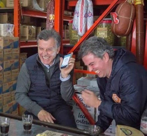 - Hola está Martina?
- Qué Martina?
- La que no puede salir ni a la esquina!