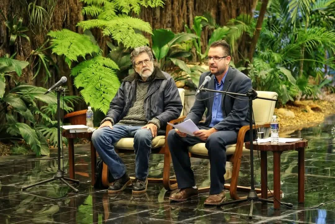 #Hoy se presentó el libro "Raúl Castro Ruz. Obras Escogidas" en el Salón Portocarrero, del Palacio de la Revolución, y también en la Universidad de La Habana.
También se presentó la obra “Memorias de la Nación Cubana: Formación y Liberación”
#AlmaAHS 
#ElArteNosUne 
#AHSCuba