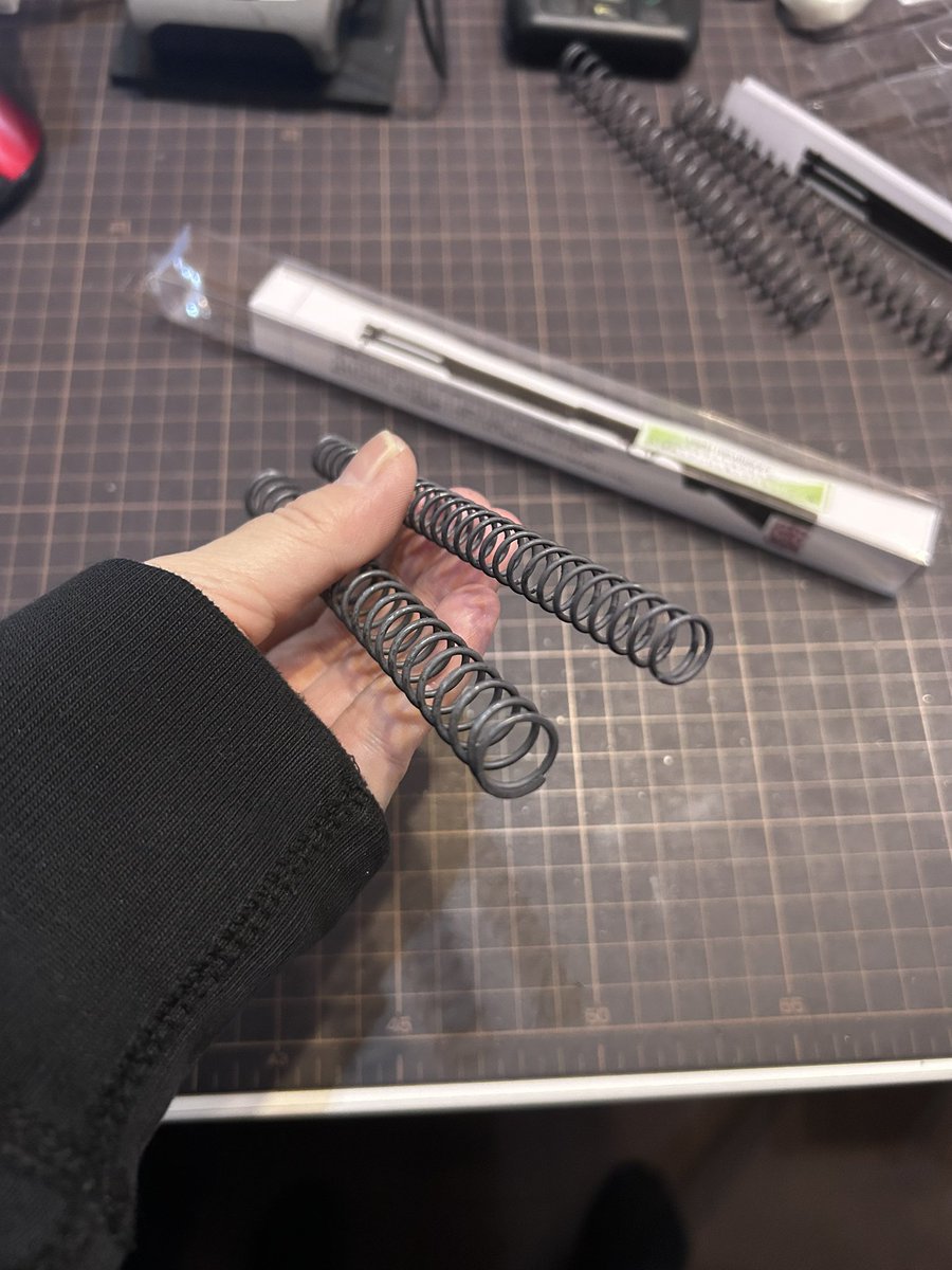 #11B2 オリジナル アルティメットスプリング エアーコッキングのショットガン用の
スプリング は
モリブデンコーティングされた2本入り💫
引き切りの重さは純正と変わらず
初速 5 m/s アップします👍
ヘタリにくいのも特徴です！！
ms11b2.shop/c-item-detail?…