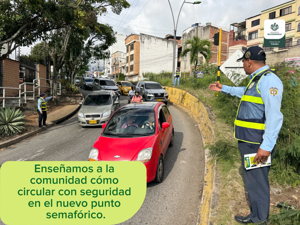 transito_bga's tweet photo. ¡Atención conductores! 🚦

Ya está activo el nuevo cruce semaforizado en la calle 93 con carrera 29 (adelante de Miradores de San Lorenzo). 

Nuestro equipo de Cultura Ciudadana acompaña la activación, brindando orientación para que todos transiten con precaución y respeten las nuevas señales.

La seguridad vial es un compromiso de todos.