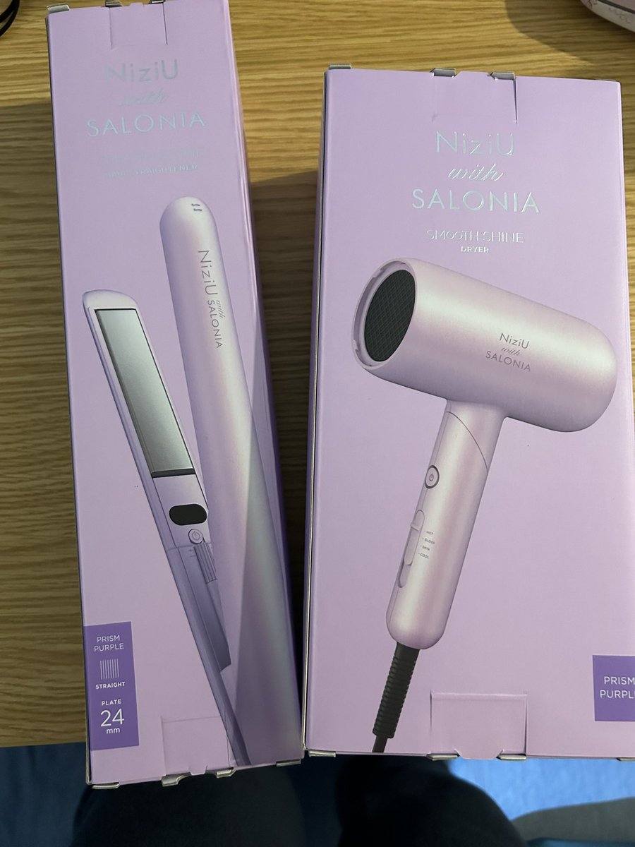 キングの宅配ボックスに届いてた🎁
SALONIAのヘアアイロン！
リマちゃんのサイン入り😍
お互いへのクリスマスプレゼントが
さらにHAPPYを運んでくれました👍キング応募しててくれてありがとう🫶
#SALONIAヘアアイロンドライヤー
#NiziU
#MAKO_RIMA_NINA