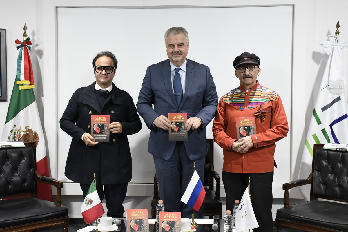 ILCEedu's tweet photo. Se llevó a cabo en el #ILCE la presentación del libro “La Gran Victoria sobre la Alemania Nazi” 📖.
Un diálogo profundo sobre historia y geopolítica con el Emb. de Rusia 🇷🇺 Nikolay Sofinskiy, el Mtro. Ismael Carvallo y el autor Alejandro Zenteno. 🌍 Más información: https://t.co/Eq9m4T6vJ2
#Diplomacia #Historia #ILCE #Geopolítica #Rusia