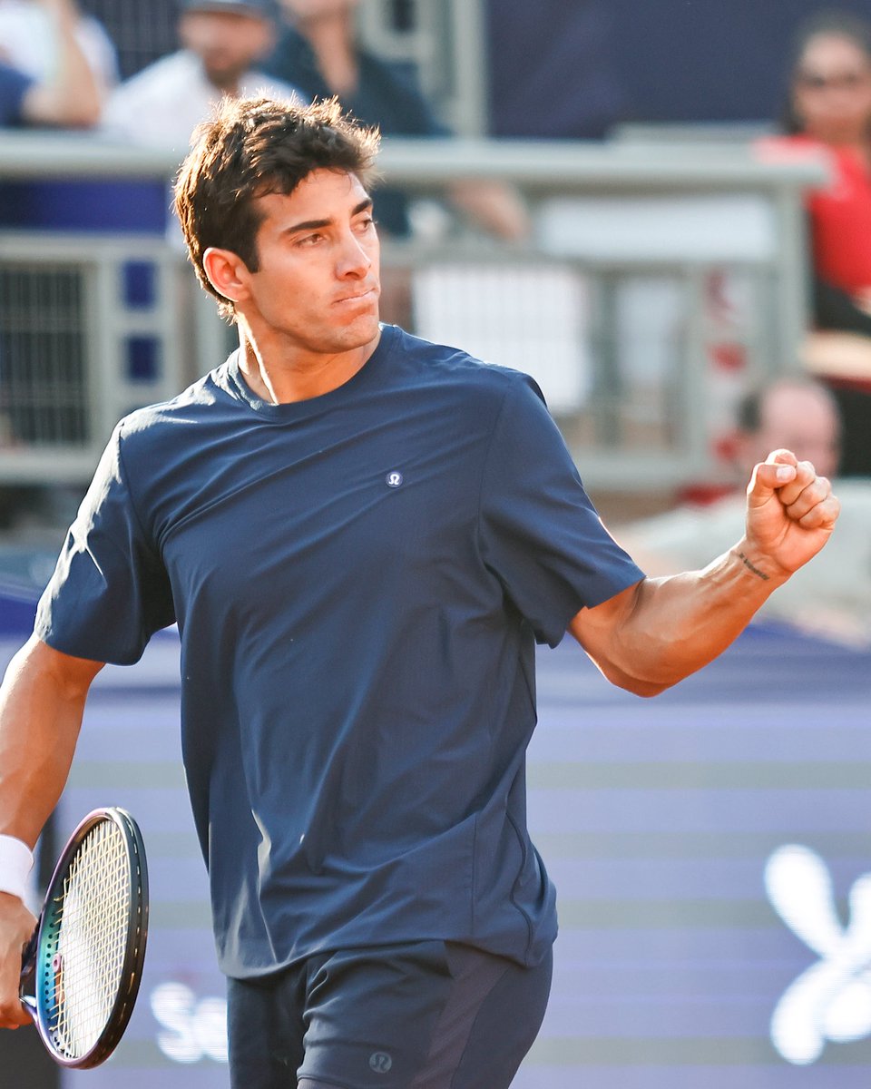 TeamChile_COCH's tweet photo. ¡SIIIIII CRISTIAAAAAAAAAN! 🎾😍💪

Cristian Garín 🇨🇱 (93º) avanzó a la segunda ronda del Chile Open, luego de remontar y superar a Juan Manuel Cerúndolo 🇦🇷 (70º) por 3-6, 6-3 y 6-3 en su estreno.

Fue un complicado duelo, donde Cristian siempre propuso 😎  ante un parejo rival. De esta manera, el campeón de 2021 sumó su primer triunfo del año 🙌.

Por el paso a los cuartos de final, “Gago” chocará el jueves contra el también trasandino Sebastián Báez (52º).

#VamosTeamChile 🇨🇱