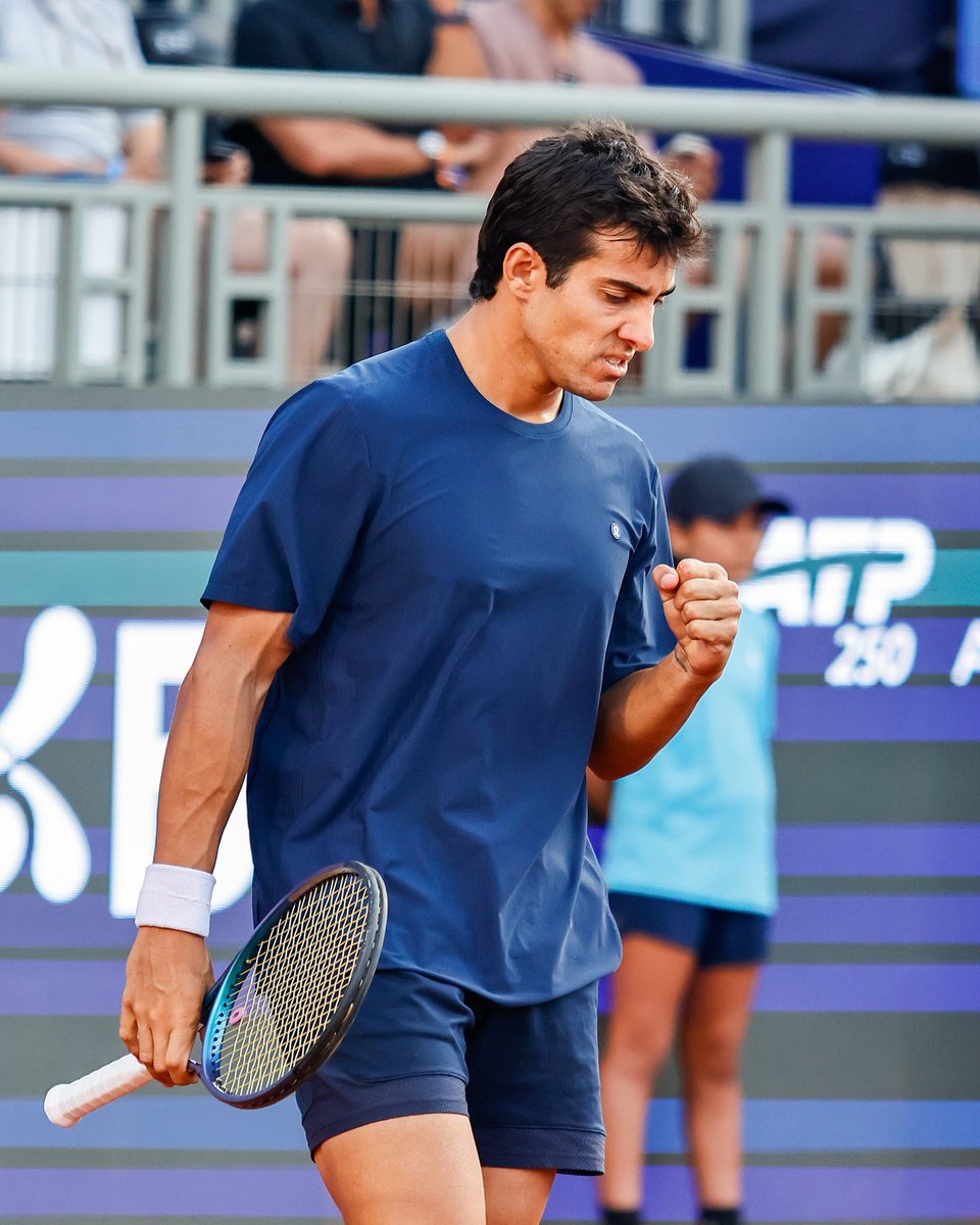 TeamChile_COCH's tweet photo. ¡SIIIIII CRISTIAAAAAAAAAN! 🎾😍💪

Cristian Garín 🇨🇱 (93º) avanzó a la segunda ronda del Chile Open, luego de remontar y superar a Juan Manuel Cerúndolo 🇦🇷 (70º) por 3-6, 6-3 y 6-3 en su estreno.

Fue un complicado duelo, donde Cristian siempre propuso 😎  ante un parejo rival. De esta manera, el campeón de 2021 sumó su primer triunfo del año 🙌.

Por el paso a los cuartos de final, “Gago” chocará el jueves contra el también trasandino Sebastián Báez (52º).

#VamosTeamChile 🇨🇱