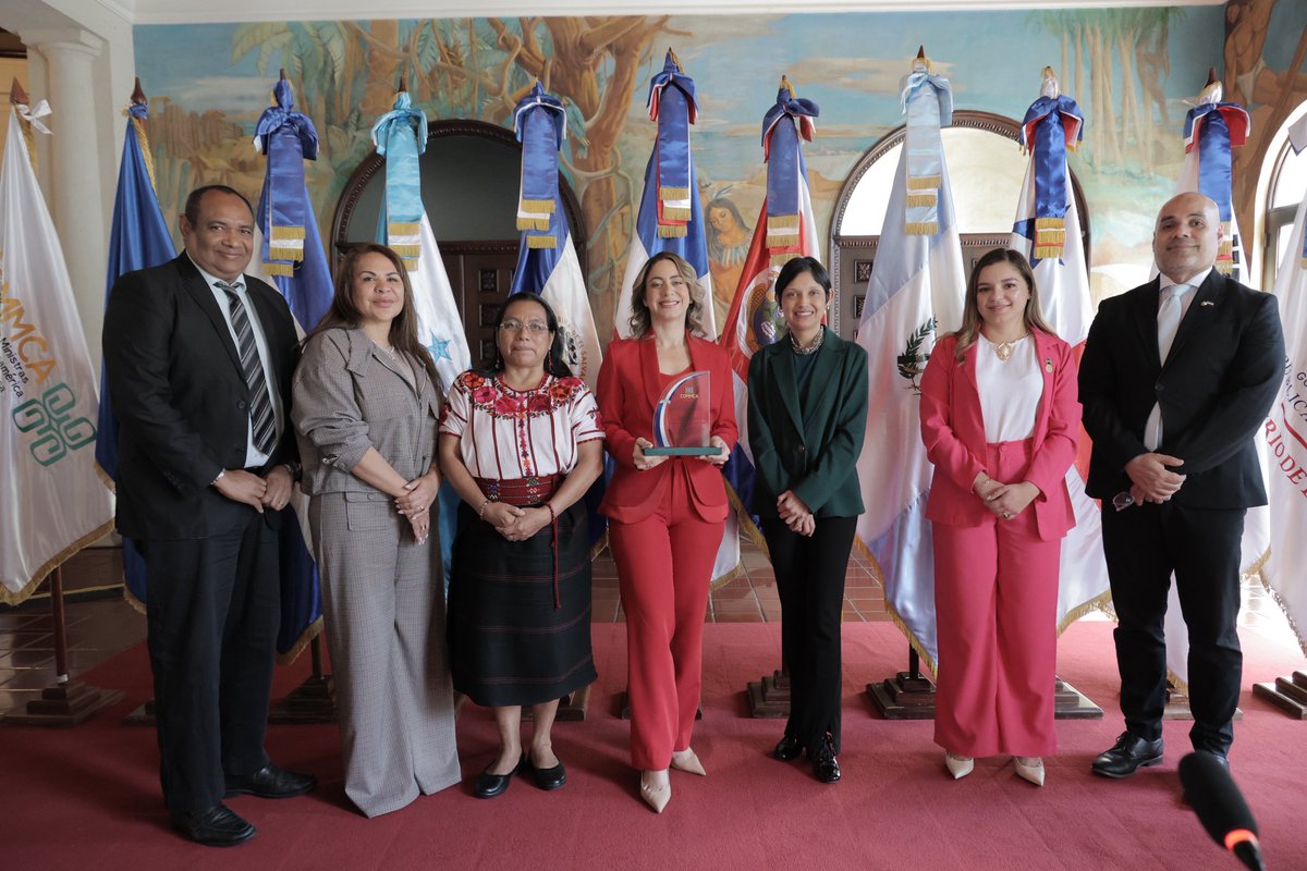 MMujerRD's tweet photo. El Consejo abordó iniciativas estratégicas como el diseño del módulo estadístico de género en el Sistema Integrado de Información Estadística del SICA (Si-ESTAD), en coordinación con #CENTROESTAD; el Modelo Regional de Escuelas por la Igualdad de Género; y el posicionamiento regional sobre acceso a la justicia para mujeres y niñas ante la #CSW2026.
#MMujerRD #COMMCA #IgualdadDeGénero