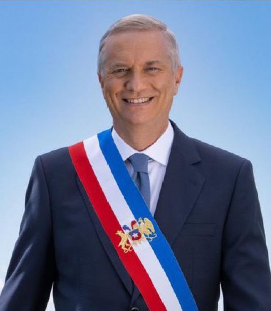 Me parece excelente que el Presidente Electo haya repuesto el Escudo Nacional en la banda presidencial. Recuerdo de gloriosas épocas pasadas. 🇨🇱