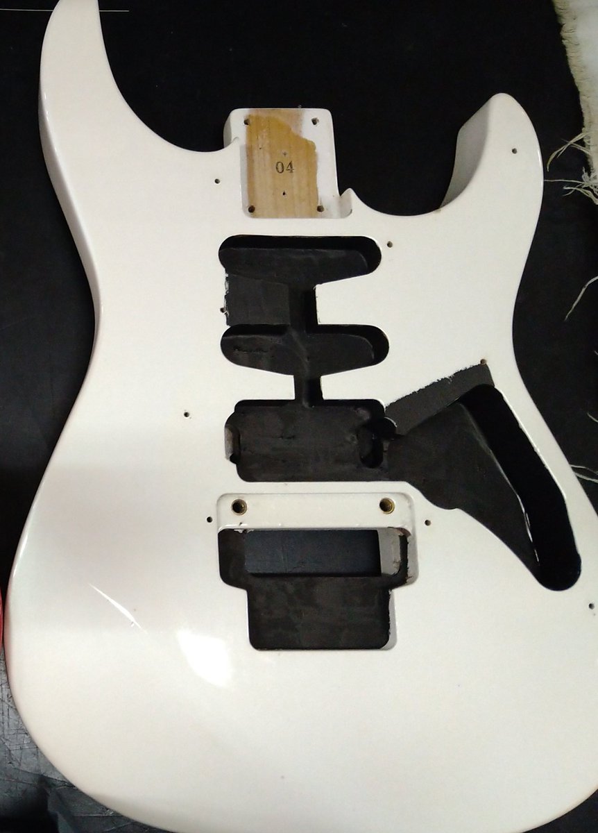 LA-80KK改造記

SSHのピックガードを3Sのものに作り直し。タップスイッチだったところはマスタートーンを増設するので、VOLと同じ径で開ける。ザグリもちょっと加工しないとブリッジ側のシングルコイルに干渉しちゃうから広げたよ。
ザグリにはシールディングのために導電塗料を塗布。