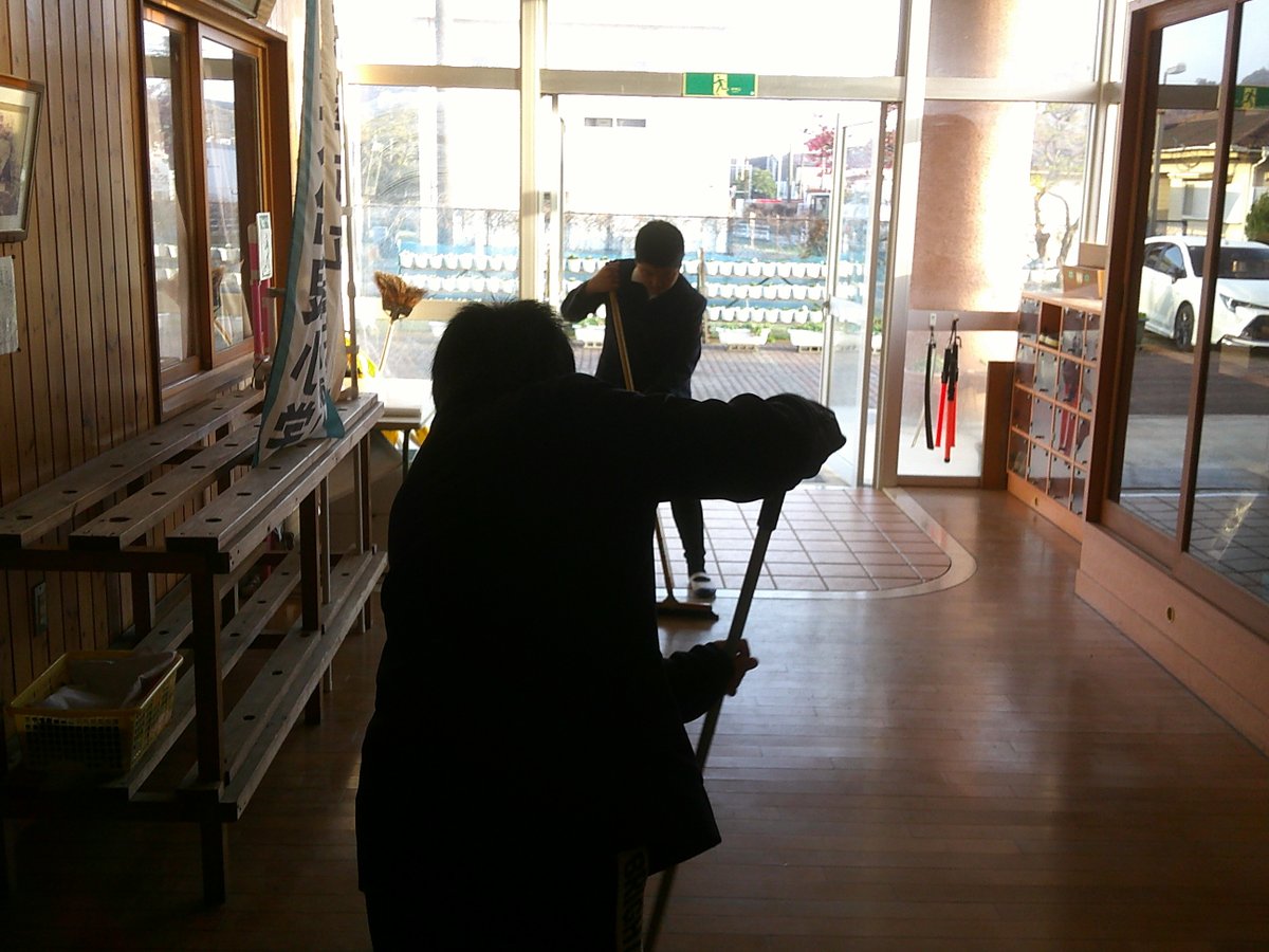 卒業を迎えるにあたり･･･６年生のとなりのクラスがが今，学校のために，在校生のために，何ができるかを考えて朝，掃除をすることにしたようです。学校がきれいになります。ありがとう！