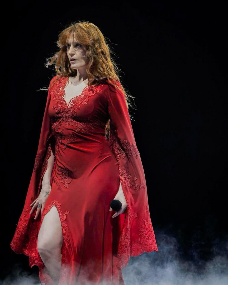 pics of florence welch 🪉 tweet media