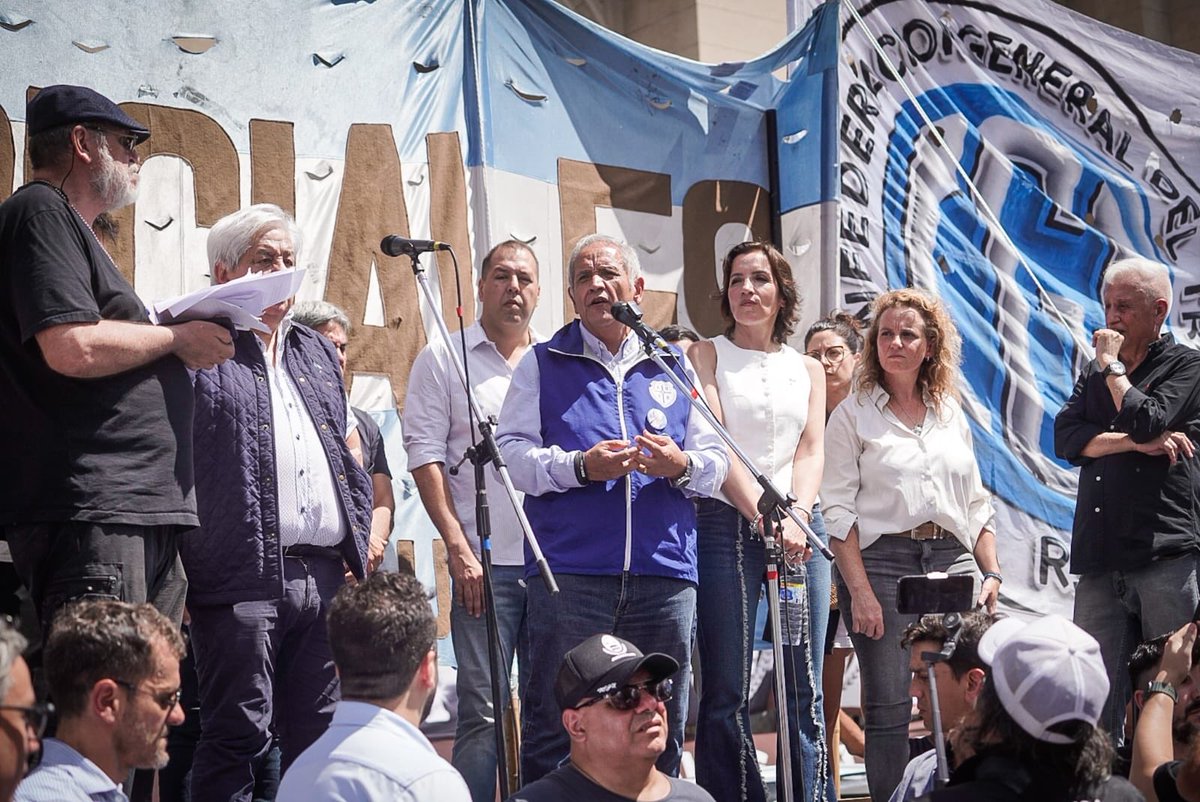 SergioOPalazzo's tweet photo. Hoy estuvimos acompañando a los trabajadores y magistrados del fuero Laboral. 
La ley base determina el cierre del fuero laboral. Otro ataque más a los trabajadores y en particular a quienes ejercen dignamente su trabajo en esos juzgados y los magistrados que imparten justicia. https://t.co/VYpflo5WJt