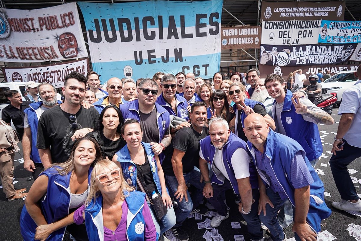 Hoy estuvimos acompañando a los trabajadores y magistrados del fuero Laboral. 
La ley base determina el cierre del fuero laboral. Otro ataque más a los trabajadores y en particular a quienes ejercen dignamente su trabajo en esos juzgados y los magistrados que imparten justicia.