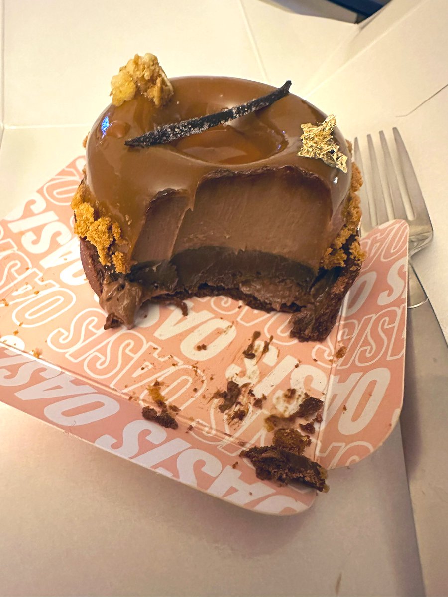 free_style_chef's tweet image. We were naughty. 😬

This is a beautiful banoffee confection from Oasis cafe. I find that the more beautiful a dessert is, the less tasty it is. 

Anyone else feel this way? 

#sweettreat